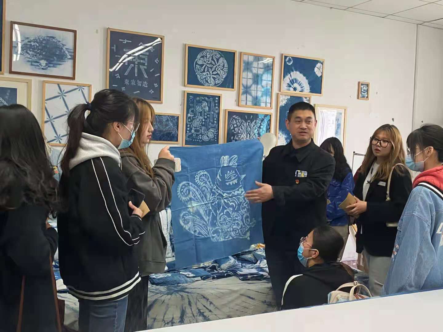 攜手并進，共繪藝設新篇——江蘇大學藝術學院師生赴藝術設計學院考察交流活動紀實